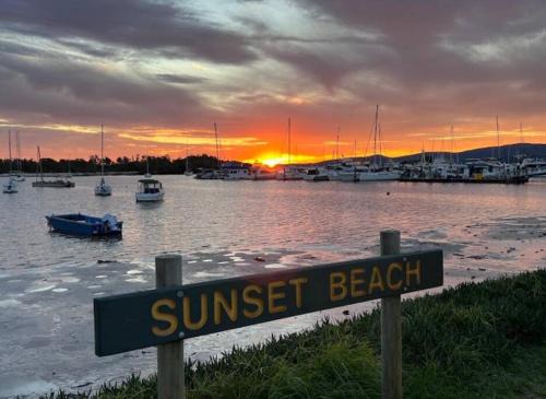 Soldiers Point House | Sunset Beach House 100mtrs to the Beach 3 Bedroom