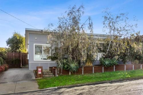 Ocean Grove House | Sunset Days Family Holiday House 200m to Shops