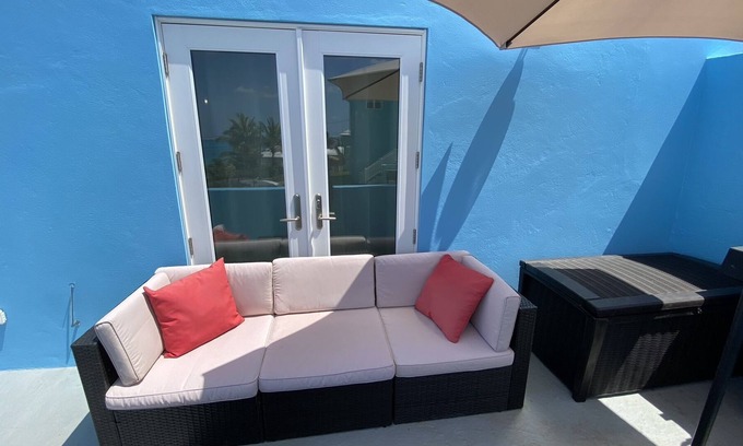Crawl Hill Apartment | Sunset Paradise Oceanview 1Bedroom Lower Apartment near Beaches & Railway Trail