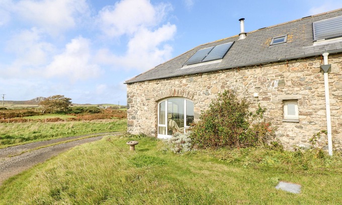 Goodwick Cottage | SUNSET, pet friendly, with a garden in Goodwick