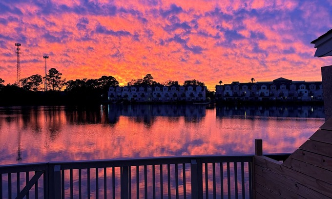 North Charleston House | ☆Sunset Serenity! Tropical Waterfront Oasis Private Patio 10Min->KingSt & Beach☆