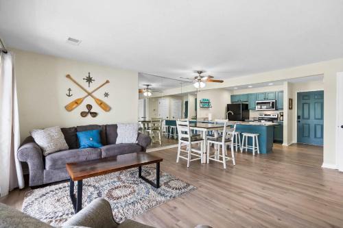 Kimberling City House | Sunset View at Anchor's Point - Lakefront Stay for 8 with Private Balcony