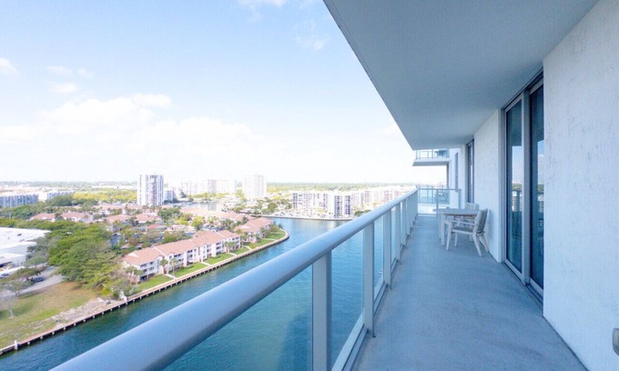 Hollywood South Central Beach Condo | SUNSET VIEWS|BEACH ACCESS|AMAZING AMENITIES