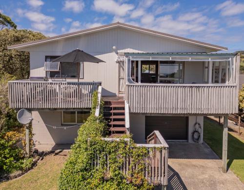 Whangapoua House | Sunsets and Surf - Whangapoua Holiday Home