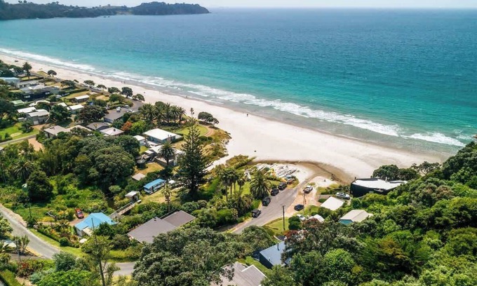 Onetangi House | Sunshine Cottage by the Sea | Stay Waiheke