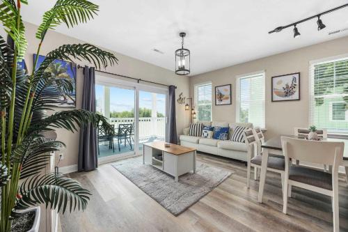 Myrtle Beach House | Sunshine Derby - 1 Block to Beach- Garage EV Charge