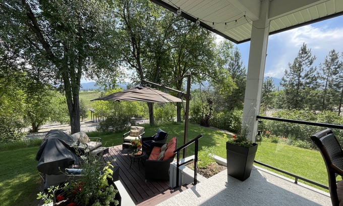 Southeast Kelowna House | Sunshine Hideaway surrounded by vineyards
