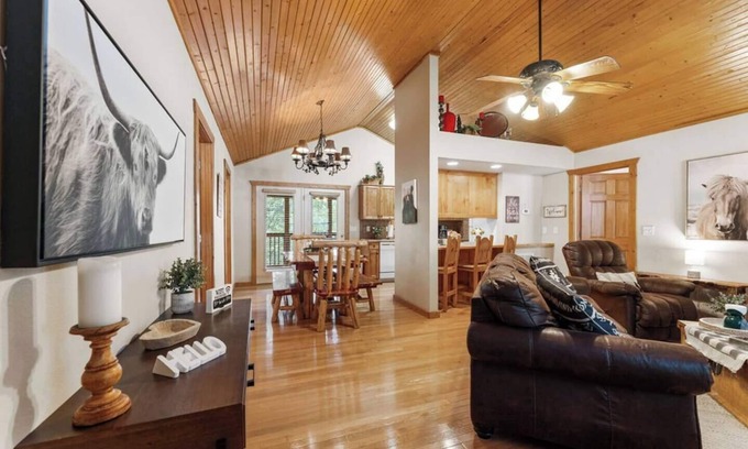 Reeds Spring Cabin | Sunshine Stonebridge Cabin near Silver Dollar City - Pools, Lake, Golf!