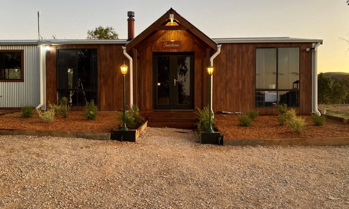 Grattai House | 'Sunstone' 2-Bed Cabin in Mudgee - Kundalini Lodge