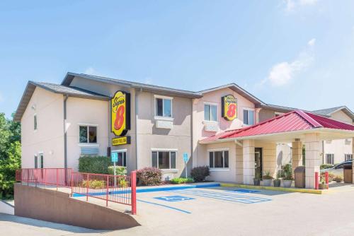 Bloomington Hotel | Super 8 by Wyndham Bloomington University Area