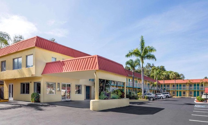 Indian Beach Sapphire Shores Hotel | Super 8 by Wyndham Sarasota Near Siesta Key