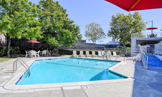 Walnut Creek Hotel | Super 8 by Wyndham Walnut Creek