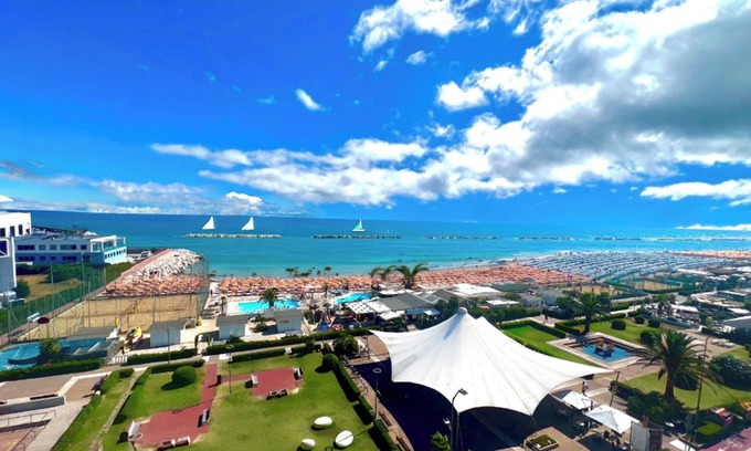 Fano Apartment | Super Beachfront Penthouse for Families with Breakfast, 2 Parking Spaces, Private Beach