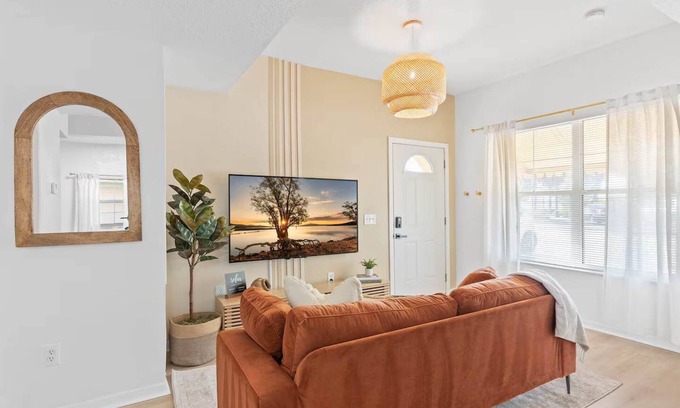 Historic Downtown Kissimmee House | SUPER BOHO- At LAKE TOHO's WATER, SLEEPs 6!
