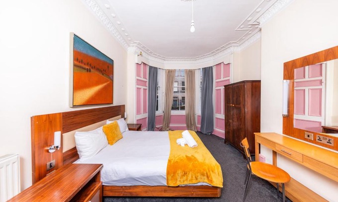 Leith Apartment | Super Central 4 Bedrooms Apartment by Calton Hill
