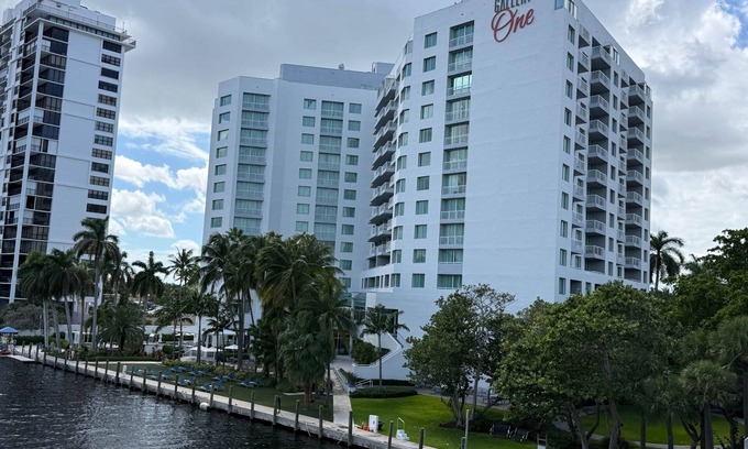 East Fort Lauderdale Apartment | Super chic, comfortable and close to the beach!