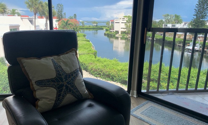 Holmes Beach Condo | SUPER CLEAN @ Sunbow Bay. Sleeps 6, easy walk to gulf/groceries, nice amenities!