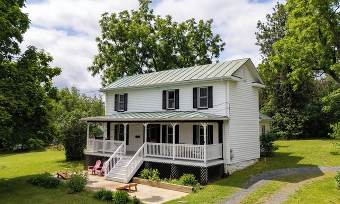 Luray Other | Super Cozy 5 Acre Farmhouse in Luray - Close to Everything