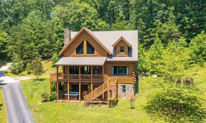 Blairsville Cabin | SUPER COZY/5BDR/LOG CABIN/BIG Families/Game room/Hot tub/NO CLEAN FEE