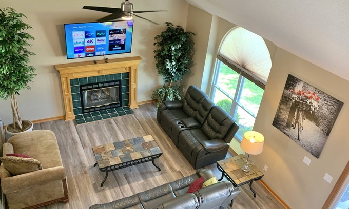 Lee's Summit House | Super location! Quite & Clean, Rock Island Walking & Biking trail. Nice Game Rm.