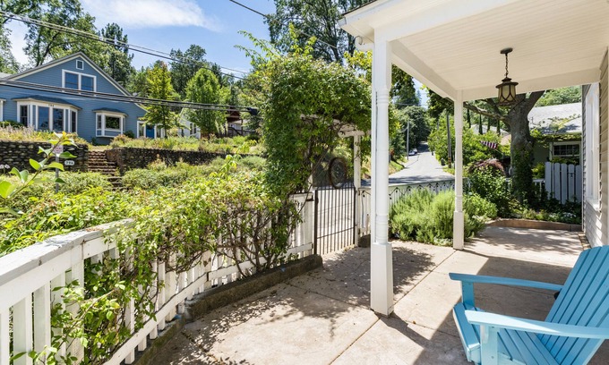 Placerville House | SUPER POSH UPSCALE COTTAGE - 1 BLOCK TO DWNTWN PLACERVILLE - SHORT TERM RENTAL