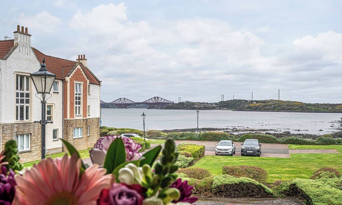 St. Davids Apartment | Super Prime Luxury Waterfront View D/Bay by Three Bridges Apartments