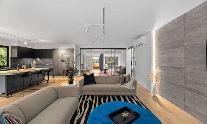 Warburton House | Super-Sized Luxury - Spa, Sauna, Steps to Trails