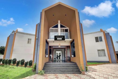 Kyarkoppa Hotel | Super Townhouse IIT Dharwad