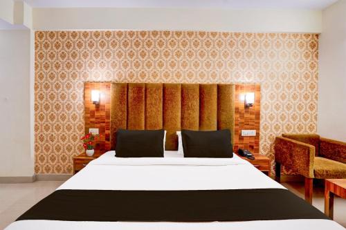 Bullawala Hotel | Super Townhouse Oak Clock Tower formerly Hotel Ambassador