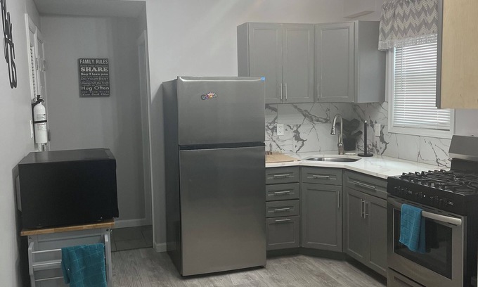 Weequahic Apartment | Superb 2-bedroom apartment in charming Newark with AC, WiFi, dresser