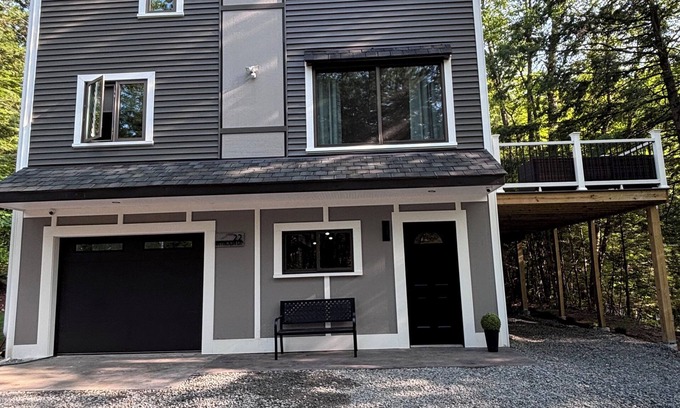 Jamaica House | Superb 3-bedroom house on the river - Fall for the Leaves, Stay for the Slopes!