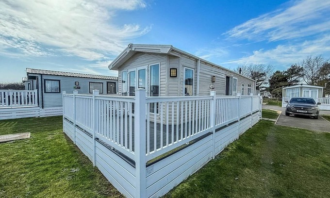 Hopton House | Superb 6 berth caravan at Broadland Sands Holiday Park in Suffolk ref 20025CF