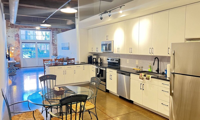 Payne-Logan Apartment | Superb apartment downtown w/outdoor amenities