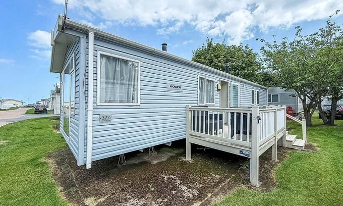 Hopton House | Superb caravan at Broadland Sands Holiday Park nearby Lowestoft ref 20322BS