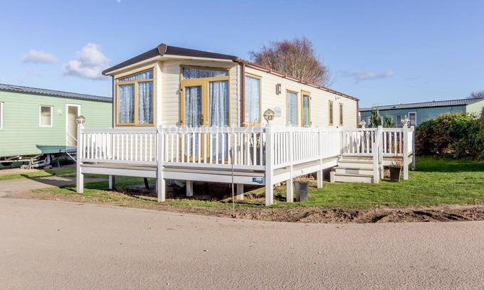 Great Yarmouth House | Superb caravan with decking, perfect for a seaside break in Norfolk ref 70701C