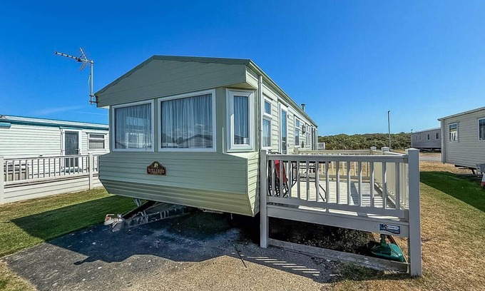 Kessingland House | Superb caravan with decking at Kessingland Beach in Norfolk ref 90038TD