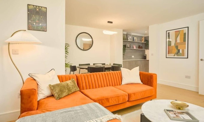 St. Johns Wood Apartment | Superb Marylebone apartment with large balcony