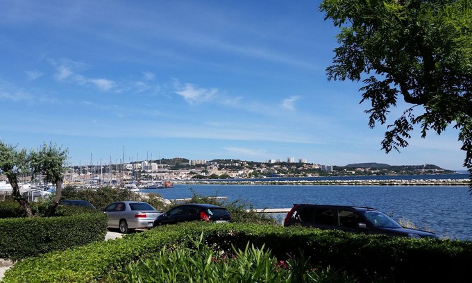 Martigues Apartment | Superb quiet studio facing the Etang de Berre