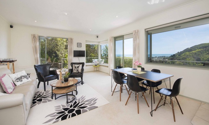 Nelson House | Superb Sea & Mountain Views with Spa pool!