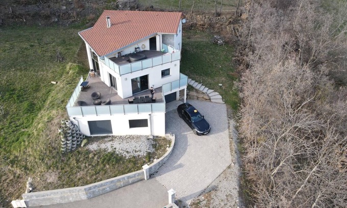 Gap House | Superb south-facing architect-designed villa 230m2 with jacuzzi