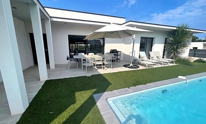 Serignan Villa | Superbe Villa Avec Piscine Chauffée et Proche de la Plage