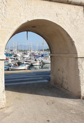 Antibes Old Town Apartment | Superbement rénové studio duplex Vieil Antibes