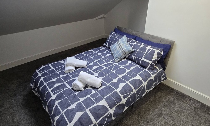 Brierfield Apartment | Superior Double Room Ensuite with Shower Room 6