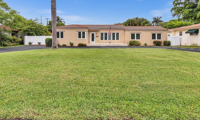 South Lake House | ★ SuperVilla ★ 4BR/3BA ★ Heated Pool ★ 5 mins to beach