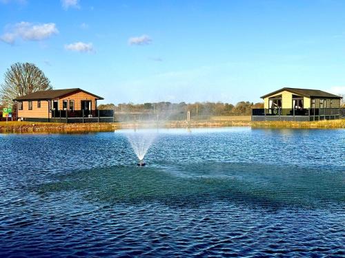 Louth Cabin | Sure Studio by Best Western Brackenborough Lakes & Resort