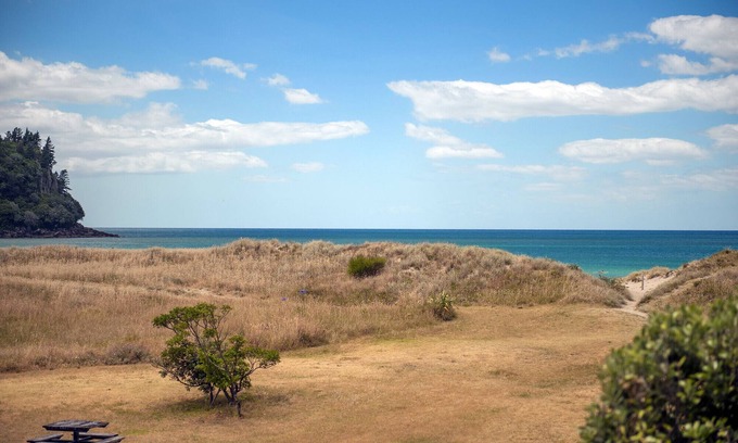 Whangamata Cottage | Surf Beach Views - Whangamata Holiday Home