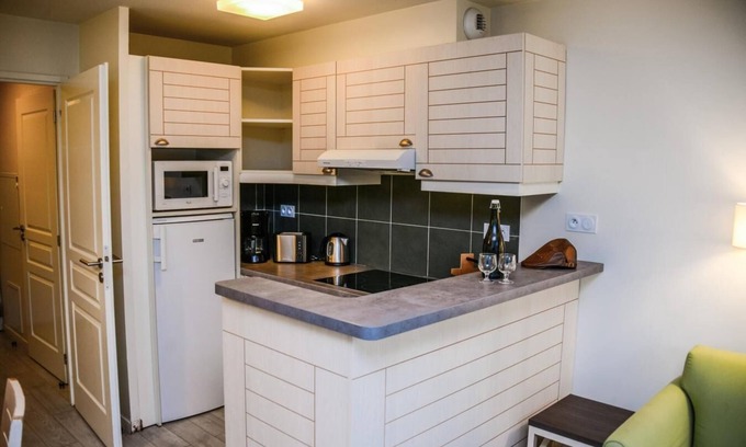 Danestal House | Surface area : about 40 m². Level 0 : Living room with bed-settee. Kitchen with coffee machine