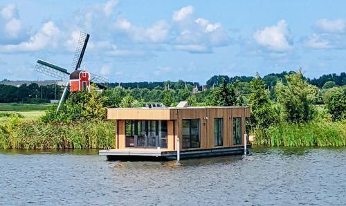 Oud Ade Boat Rental | Surla houseboat "Aqua Zen" Kagerplassen with tender