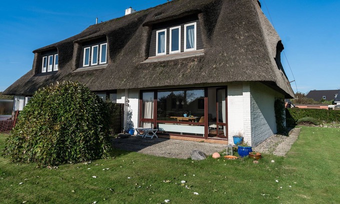 Kleinmorsum House | Surrounded by a large garden, the thatched roof house also impresses on the inside