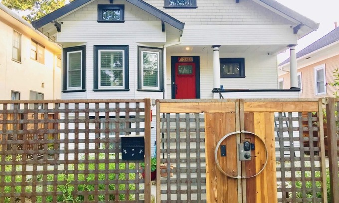 Central Sacramento House | Sutter Midtown 3bd Historic Home w/Swimming Pool *Virtual Tour